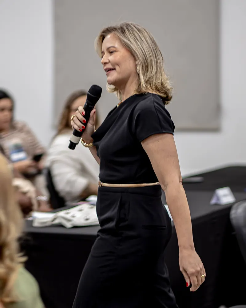 Eliana Ferrarez conduzindo um encontro com mulheres empresárias