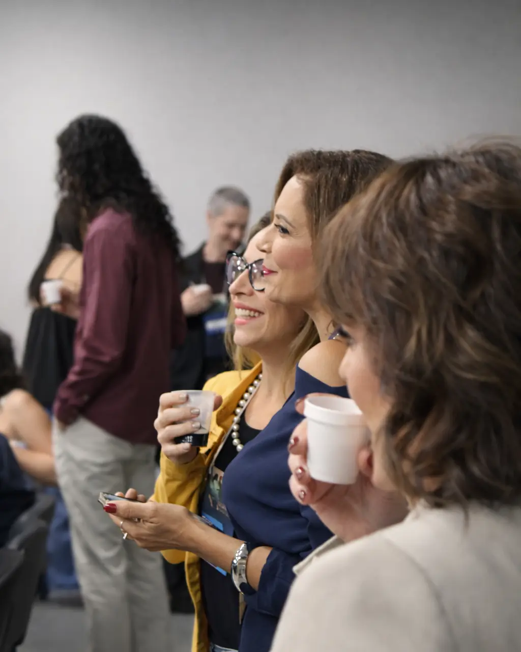 Mulheres empresárias conversando em um encontro do Negócios & Conexões